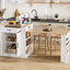 Îlot blanc polyvalent pour la préparation des aliments, l'efficacité du thé et de la cuisine: tiroirs, armoires à deux portes, tablettes ouvertes avec déjeuner, rangement