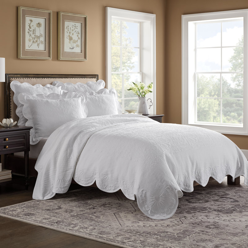 Historic Charleston Charleston Estate Queen Bedspread, 102 In x 120 In All Season Floral Bedding with Matelasse Pattern, 100% Cotton Embossed Bedspread, White