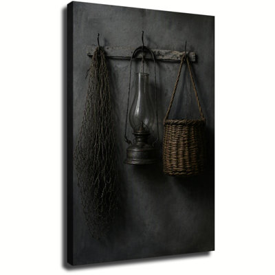 Lampe à huile ancienne, filet de pêche et panier tressé suspendus à un crochet en bois vieilli - Toile murale rustique sombre