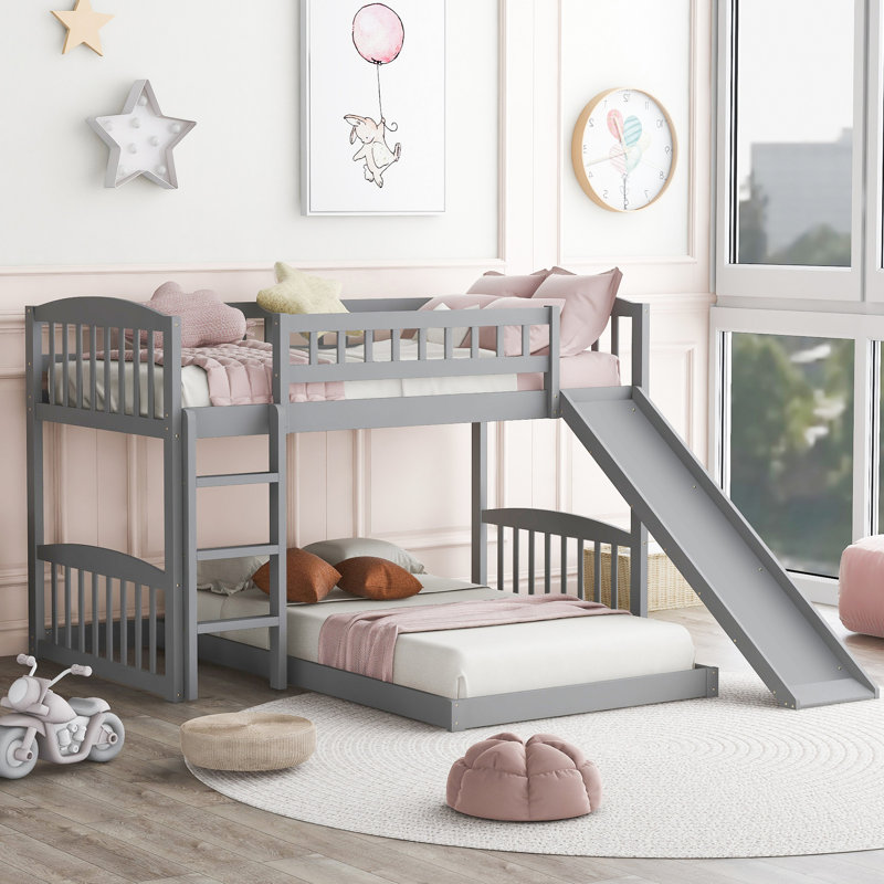 Lit simple gris au-dessus d'un lit superposé avec amusement et glissade - crée une chambre joyeuse qui rehausse l'apparence