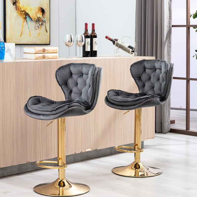 Deux tabourets de bar gris, repose-pieds et base, hauteur pivotante réglable par levage mécanique, tabourets décoratifs en velours et pieds dorés, housse grise et avec pieds