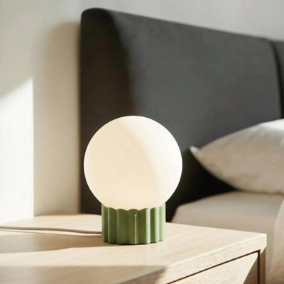 Lampe de table sphérique en verre opale 5,9 "avec base en résine nervurée - Vert olive, lampe contemporaine à base en résine avec douille E12, cordon tressé beige, interrupteur à intensité variable, 150 x 175 mm