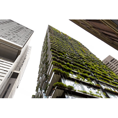 Vue en contre-plongée du bâtiment d'appartements avec jardin vertical, fond avec espace de reproduction par Imamembre