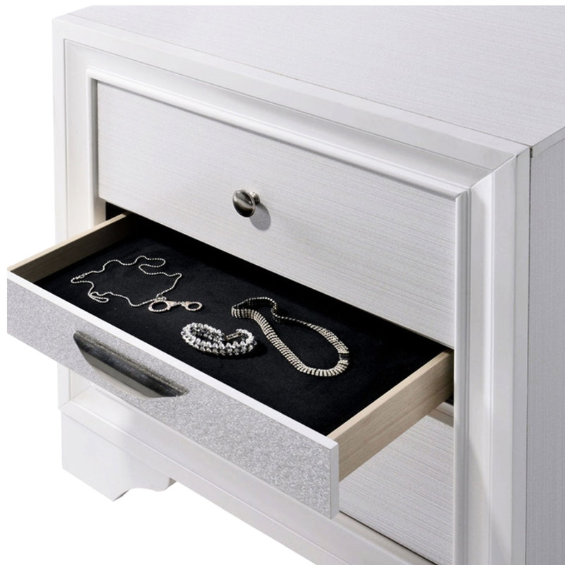Table de chevet moderne à 3 tiroirs en blanc - avec espace pour bijoux caché et accents argentés