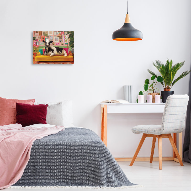 Vache dans une toile de maison minimaliste fantaisiste, design par Kamdon Kreations, H 16 po x l 20 po