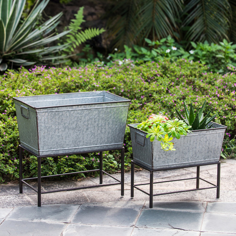 Ensemble de 2 jardinières en métal rustique Zale avec supports, L: 20 x 12 x 19,5 po x L 16,5 x 9,5 x 14,5 po