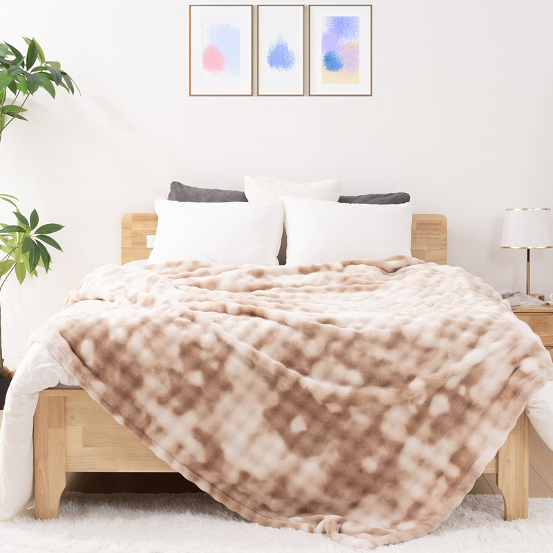 Cozy and Comfortable Faux Fur Blanket A soft, plush blanket perfect for sofas, featuring a fluffy, thick, and plush texture. Ideal for sofas, bedrooms, and living rooms.