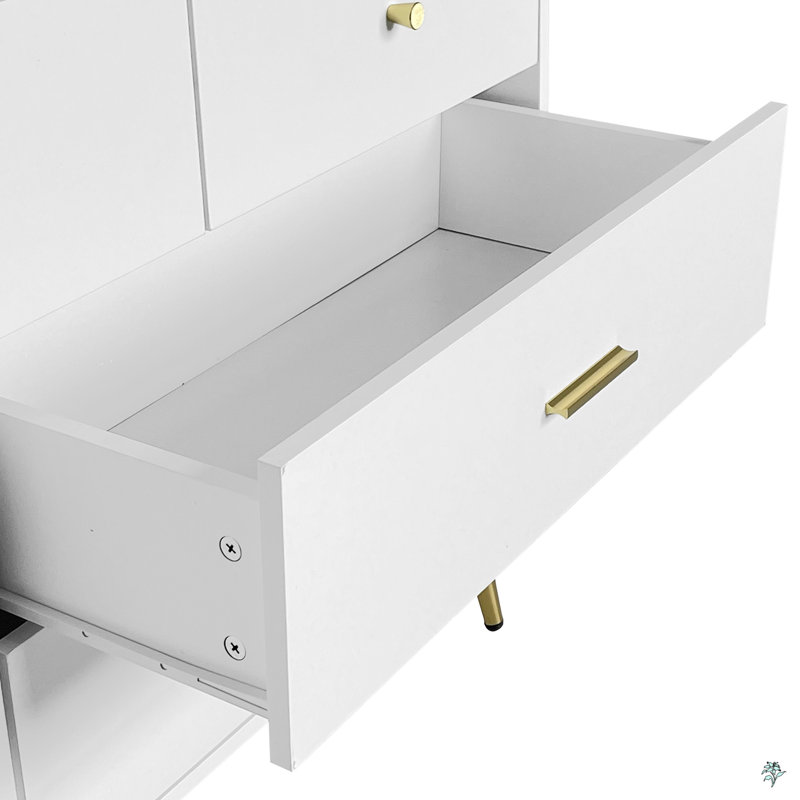 Grande commode à sept tiroirs avec poignée dorée et pieds dorés
