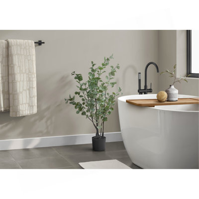 Plante artificielle, eucalyptus, intérieur, faux, faux, plancher, verdure, pot, décoratif, feuilles vertes, pot noir