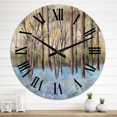 Forêt verte avec de grands arbres et une clairière Bluebell - Horloge murale traditionnelle