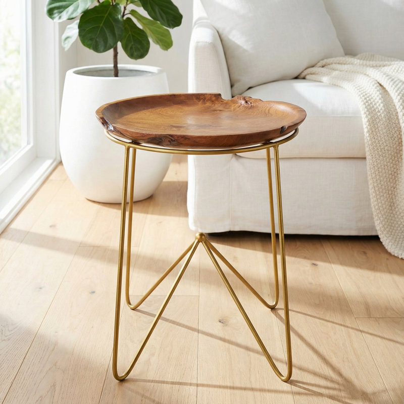 Table d'appoint Charenton avec plateau en bois de teck et pieds en métal à finition dorée