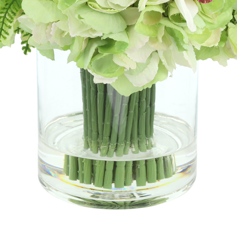 Hortensia et fougère dans un vase