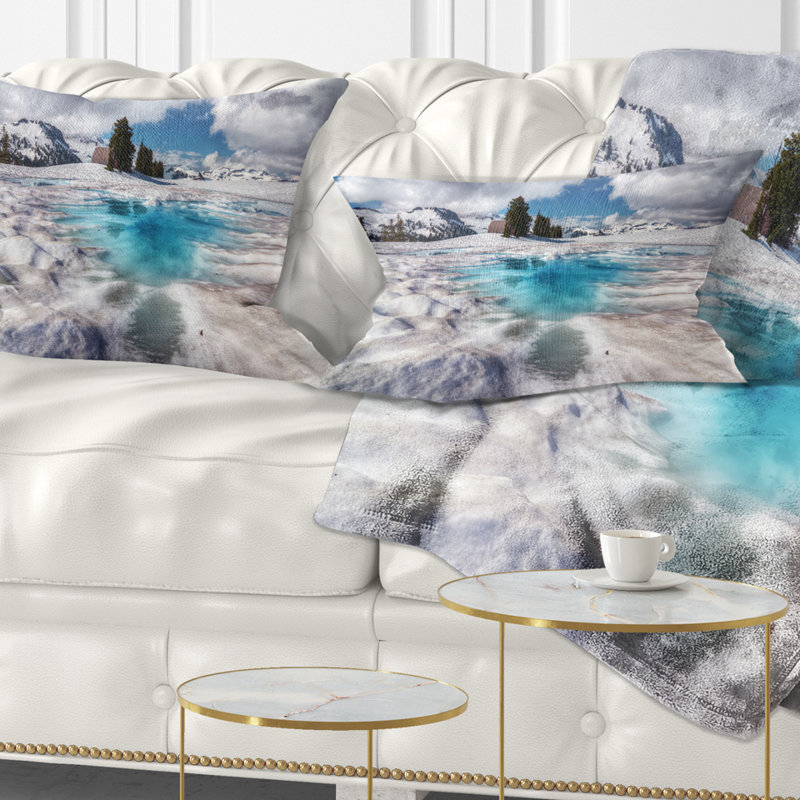 Magnifique lac recouvert de neige - coussin à imprimé paysage