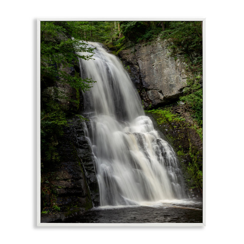 Giclée encadrée par Lush Waterfall, conception de Jeff Poe, H 20 po x l 16 po, Estampe numérique encadrée blanc bord de mer