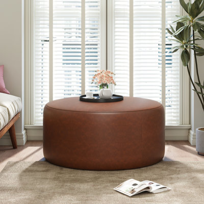 Ronde revêtue de similicuir brun, l 31 po de largeur, profonde, 16,5 po de hauteur, avec un design élégant et un rembourrage confortable l, P, H, offrant une touche de confort élégant