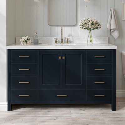 Meuble-lavabo simple Cambridge 61 po en bois massif bleu nuit, avec comptoir en marbre de Carrare de 1,5 po et lavabo rectangulaire centrale.