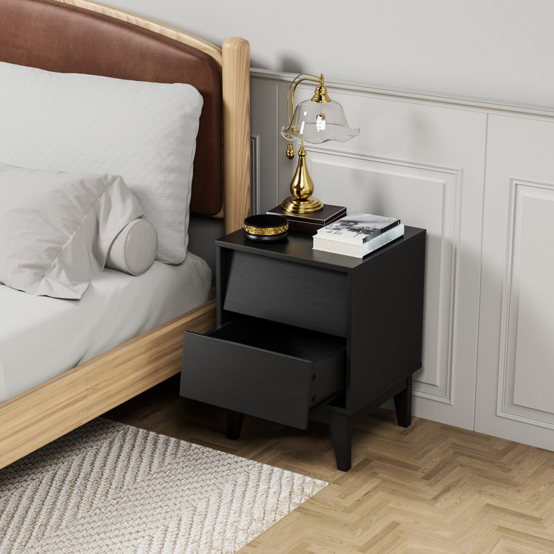 Table de chevet de chambre à coucher en noir, conception biseautée de style rétro, pieds en bois massif pour une fonctionnalité de biseau rétro moderne Mid-Century, un look contemporain