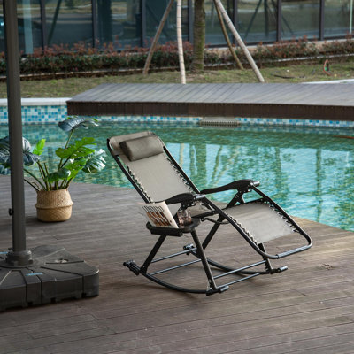 Ensemble de 2 chaises longues d'extérieur, inclinables sans gravité pour terrasse et piscine, avec porte-gobelet et plateau, couleur marron.