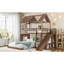 Lit superposé simple au-dessus d'une chambre double avec échelles et glissoires, lit superposé au sol avec étagères de rangement et garde-robe, conception de maisonnette-223508771