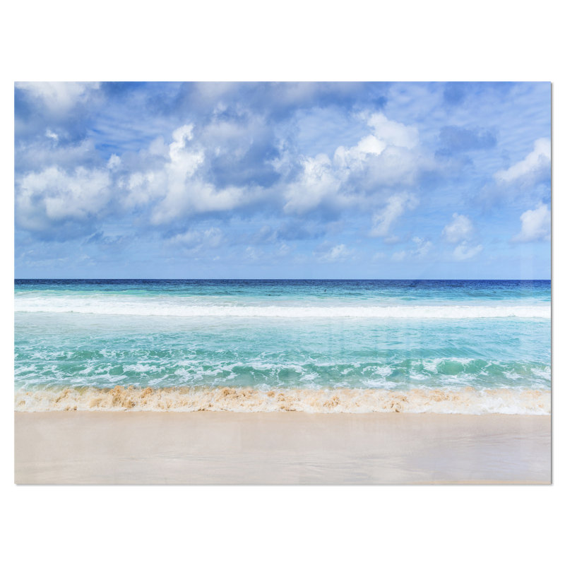 « Tranquil Beach Under White Clouds » - Impression, H 34 po x l 44 po, Impression encadrée, Métal
