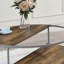 Table basse de style industriel de conception unique avec trois tablettes et structure thermolaquée, finition grise et noyer