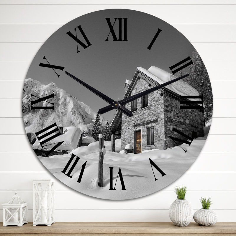 Maison alpine sur une montagne enneigée - horloge murale, Moyen