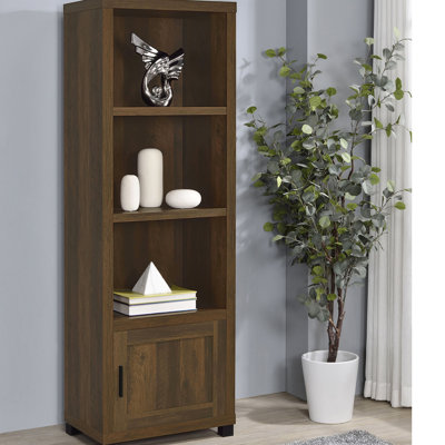 Tour en bois d'ingénierie en pin foncé, conception verticale peu encombrante, 3 tablettes pour un plan de divertissement mis à jour dans des étagères compactes à l'allure rustique et fonctionnelle