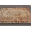 Le tapis oriental beige tissé à la main crée une atmosphère chaleureuse dans votre salle à manger ou votre salon
