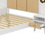 Structure de lit en bois massif de grande taille accompagnée de deux tables de chevet élégantes, avec un design élégant rehaussé de lampes-105529234