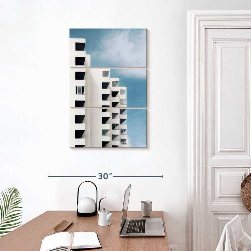 Bâtiments blancs modernes de la ville, H 32 po x l 20 po