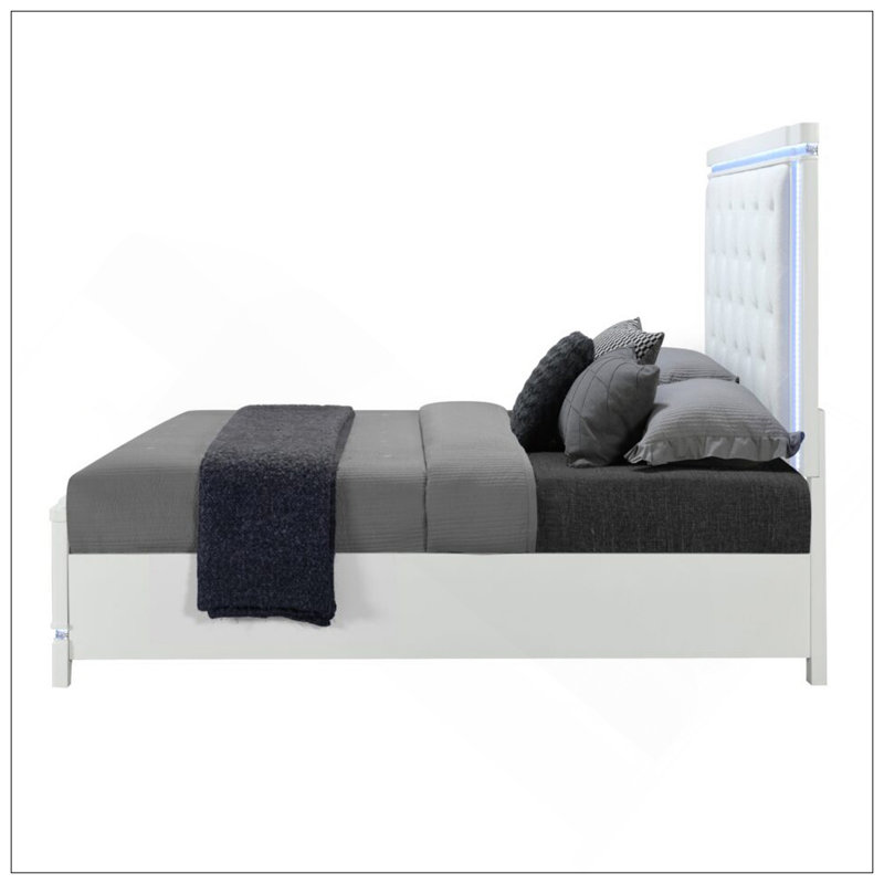 Très grand lit blanc avec éclairage à DEL, fabrication durable et assemblage facile pour une expérience de sommeil élégante et confortable