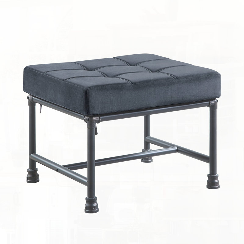 Repose-pieds en velours et finition
