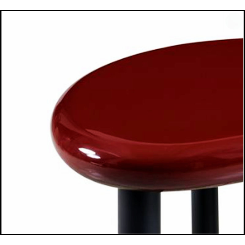 Table de bout rouge Eddie ultrabrillante avec plateau en panneau de fibres à densité moyenne durable et base en métal élégante, parfaite pour les intérieurs modernes et les petits espaces.