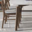 Élégante table en bois de frêne blanc avec chaise-103409479