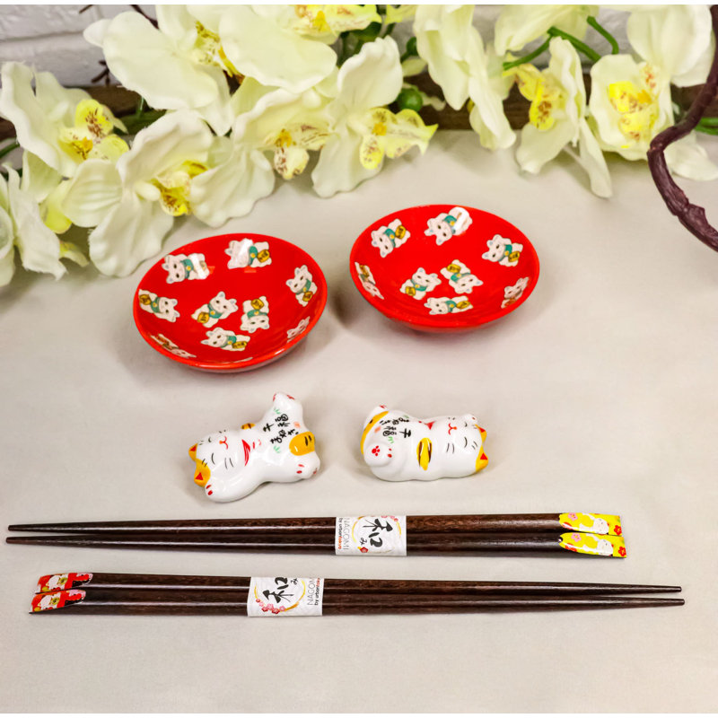 Service à sushis Maneki Neko Lucky Cats pour 2 personnes, comprenant des assiettes à sauce rouge, des baguettes et des repose-baguettes.