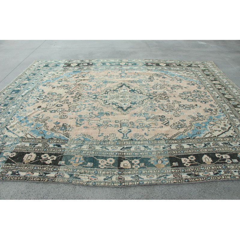 Charme artisanal dans un élégant motif floral bleu et beige sur un tapis turc rétro convenant aux salons et aux chambres élégants