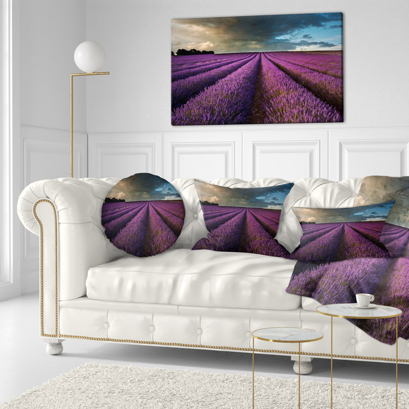 Champ de lavande et ciel dramatique - coussin à imprimé floral, 16 po x 1 po, Coussin décoratif