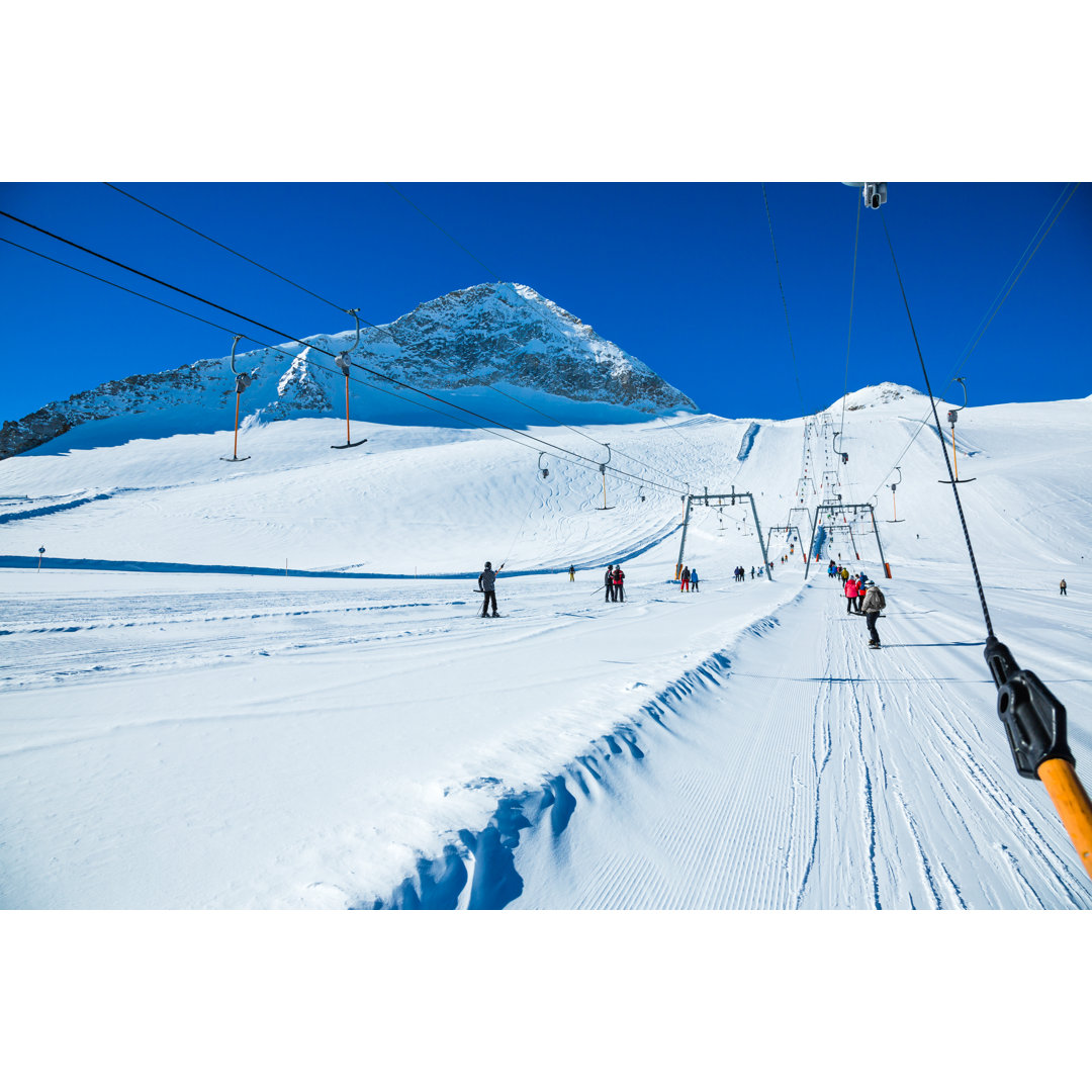 Winter-Skigebiet von Mbbirdy - Druck ohne Rahmen auf Leinwand