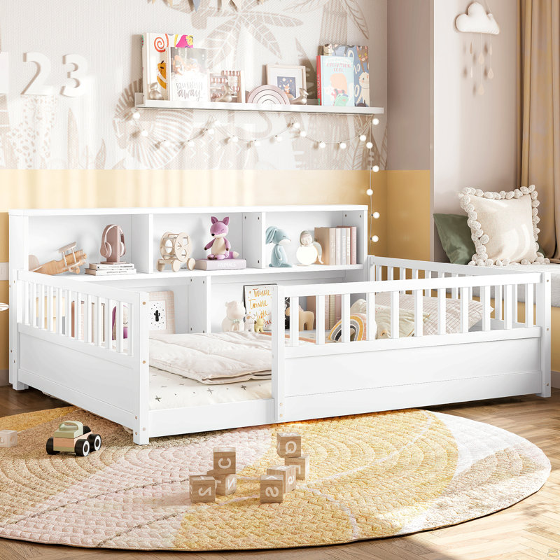 Un lit de plancher en bois pleine grandeur avec une barrière de sécurité de style clôture, Blanc, Lit double