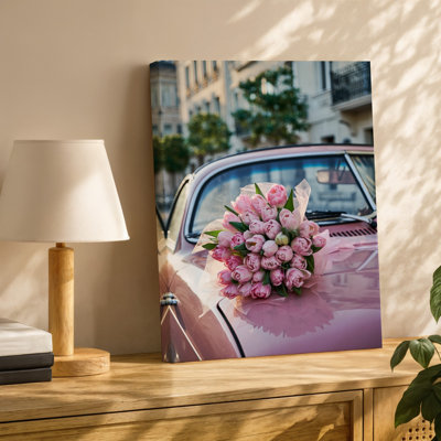 Toile, une voiture rose rétro ornée d'un bouquet luxuriant de tulipes roses douces élégamment attachées à un ruban délicat