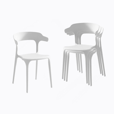 Un ensemble de 4 chaises empilées