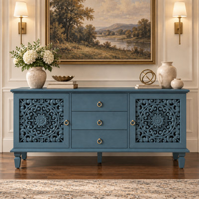 Meuble télé de style ferme vintage avec portes sculptées ajourées, 3 tiroirs et étagères réglables, console multimédia autoportante pour salon, salle à manger et entrée.