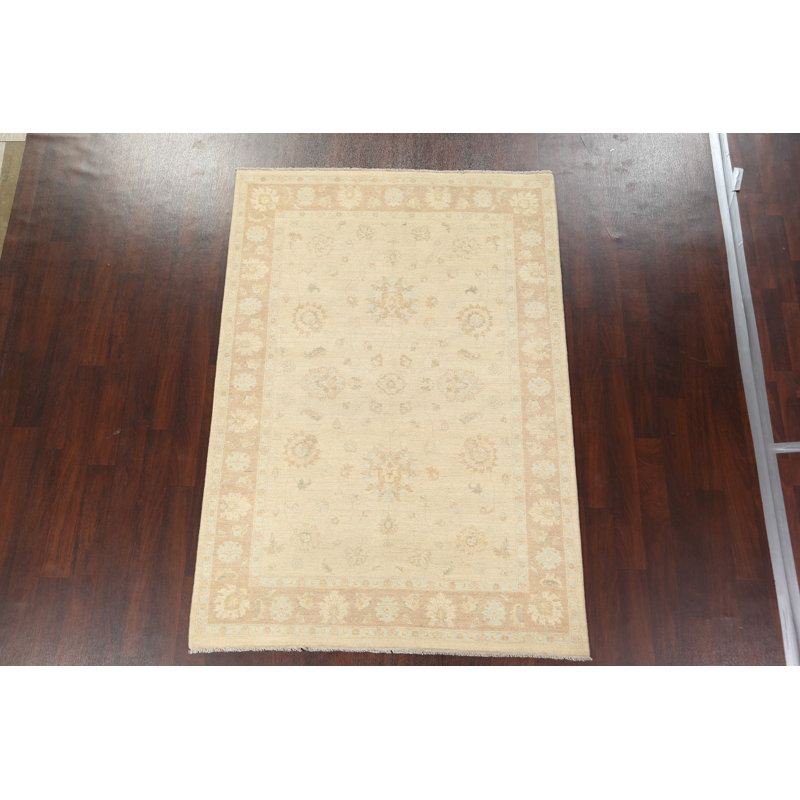 Tapis beige en laine noué à la main de conception unique 5 pi 6 po x 8 pi 0 po Peshawar Chobi