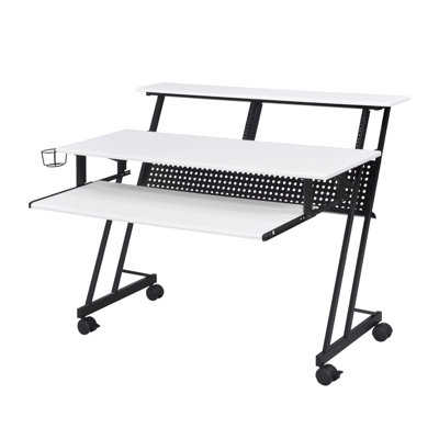 Bureau de studio d'enregistrement de musique avec plateau à clavier,