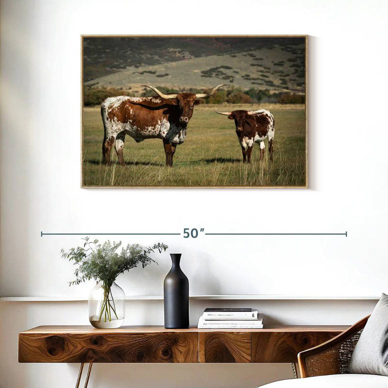 Texas Longhorn et son mollet, 37 po x 25 po, Cadre flottant en bois naturel