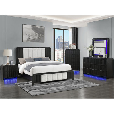 Grand lit noir et blanc, détails cannelés, profil bas, bords arrondis, pièce de chambre contemporaine, bois massif et matériau principal, revêtement
