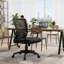 Chaise ergonomique noire en filet avec dossier pivotant, soutien lombaire, hauteur réglable et accoudoirs.