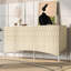 Buffet élégant avec portes inférieures incurvées et rainures arquées