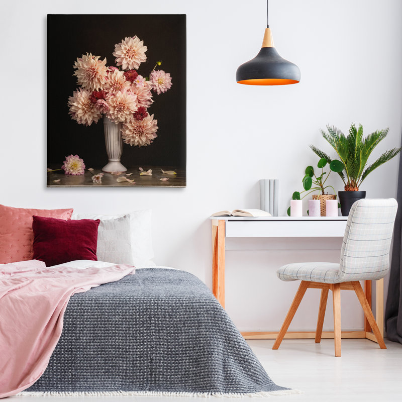 «Dahlia Magic Bouquet» par Leah McLean, H 48 po x l 36 po