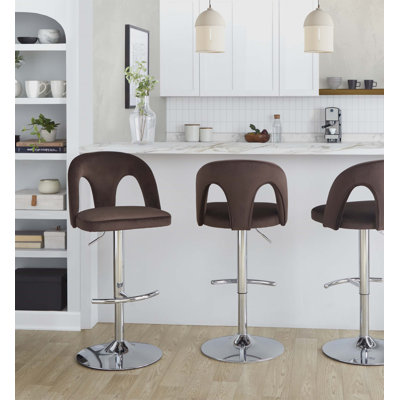 Tabouret de bar pivotant à hauteur réglable avec revêtement en velours espresso, structure en métal chromé et repose-pieds arrondi en T pour une assise intérieure polyvalente.